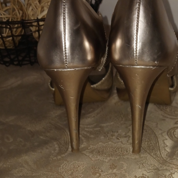 Fioni Gold Open Toed Heels Size 9 - Picture 8 of 12